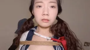 甘願被束縛交出身體的控制權被當作性玩具幹到潮水不止還說不夠還要