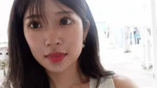 FC2PPV-2132144 身穿白色連衣裙的可愛美女漫步在沙灘上