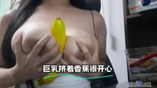 kbj-24021580 巨乳擠著香蕉很開心
