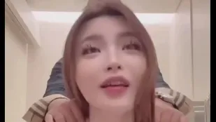在廁所被大肉棒插到快站不住長腿美乳御姐，隱忍的表情直接高潮射了！