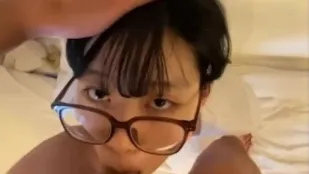 戴起眼鏡來很騷喔！