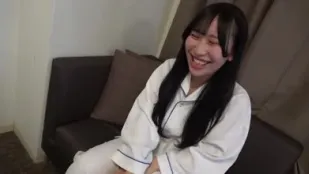 FC2PPV-4497298 我給的獎勵是雪肌苗條美乳