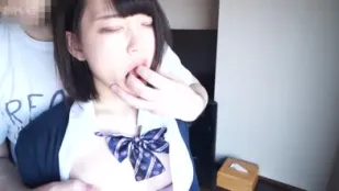 FC2PPV-1680825 只有三年經驗的純真黑髮美女