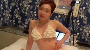 FC2PPV-1056603 秘密在職美女模特兒的熱戀性愛穿上純白色比基尼後太誘人了直接發生關係了啊現場射精臀部噴灑附帶甜蜜親暱對話